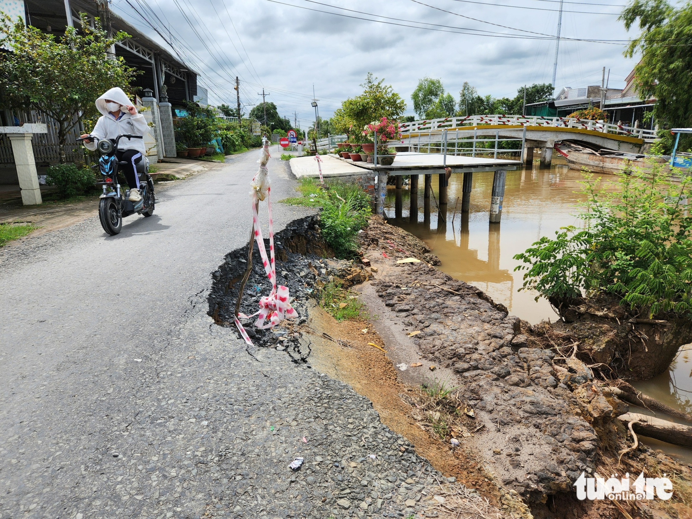洪水和山体滑坡包围隆坚社